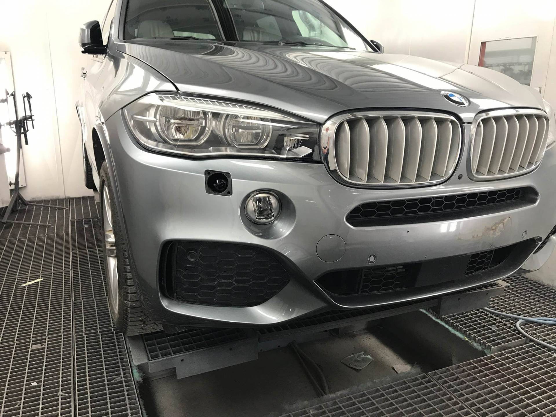BMW under klargjøring for lakkering i lakkboksen